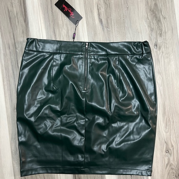 Green skirt - Picture 3 of 4